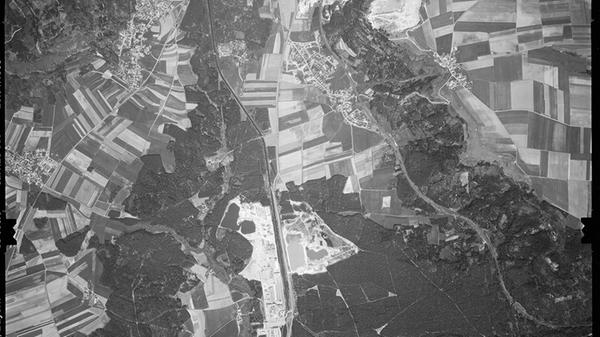 Im Jahr 1983 präsentiert sich das Bögl-Gelände schon gewaltig vergrößert. 1967 wurden hier die ersten Betonfertigteile produziert.