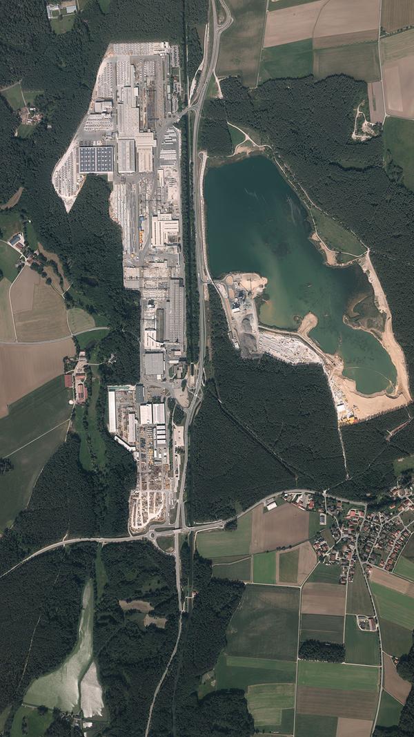 Heute ist Bögl ein international tätiges Unternehmen mit rund 6500 Mitarbeitern. Hauptsitz ist aber nach wie vor Sengenthal, wo das Gelände immer weiter ausgebaut wurde. Auch ein großer Baggersee hat sich auf dem Areal gebildet, wo nun die Teststrecke für die Magnetschwebebahn ausgebaut werden soll.