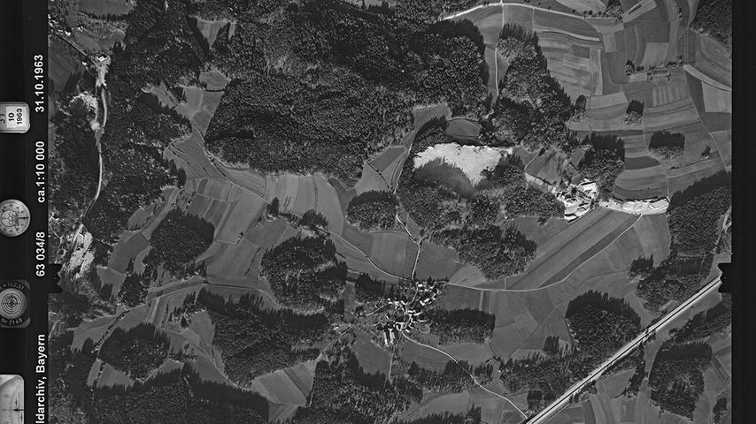 Seit Jahrzehnten graben sich bei Simmelsdorf-Ittling (Landkreis Nürnberger Land) nahe der A9 die Steinbrüche in die Hügel. In der Mitte des Bildes ist das zu Schnaittach gehörende Örtchen Bernhof zu erkennen.