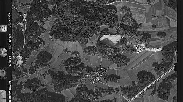 Seit Jahrzehnten graben sich bei Simmelsdorf-Ittling (Landkreis Nürnberger Land) nahe der A9 die Steinbrüche in die Hügel. In der Mitte des Bildes ist das zu Schnaittach gehörende Örtchen Bernhof zu erkennen.