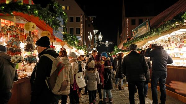 Christkindlesmarkt schön und gut, doch wohin danach? Egal, ob Sie Lust auf einen weiteren Glühwein haben oder lieber ein deftiges Bier trinken wollen - wir haben die besten Locations für die perfekte After-CKM-Party zusammengefasst. Und das Beste daran: Sie liegen alle in Laufdistanz zum Hauptmarkt.