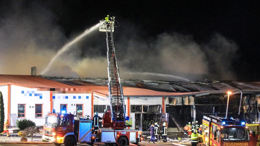 Großer Einsatz in der Oberpfalz: Halle in Flammen