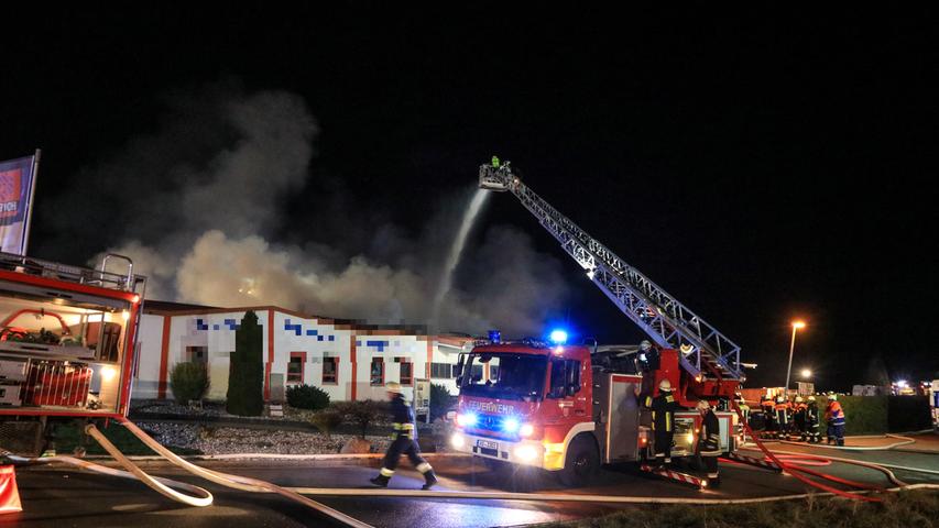 Großer Einsatz in der Oberpfalz: Halle in Flammen
