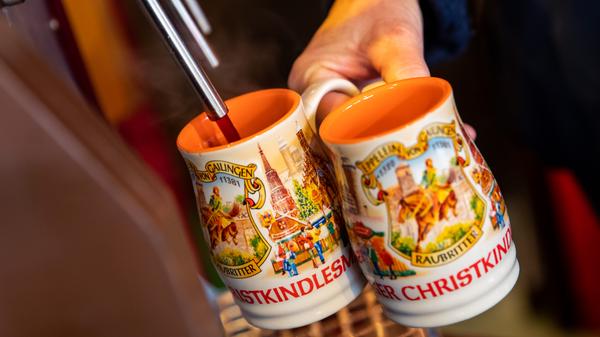 Die Absage des Nürnberger Christkindlesmarkts 2021 kam spät. Der Glühweinpreis stand schon fest, eine Tasse sollte 3,50 Euro kosten, 50 Cent mehr als noch 2019. Hätte sich Musk die Milliarden für Twitter gespart, hätte er sich in Nürnberg 11,76 Milliarden Tassen Glühwein gönnen können.
