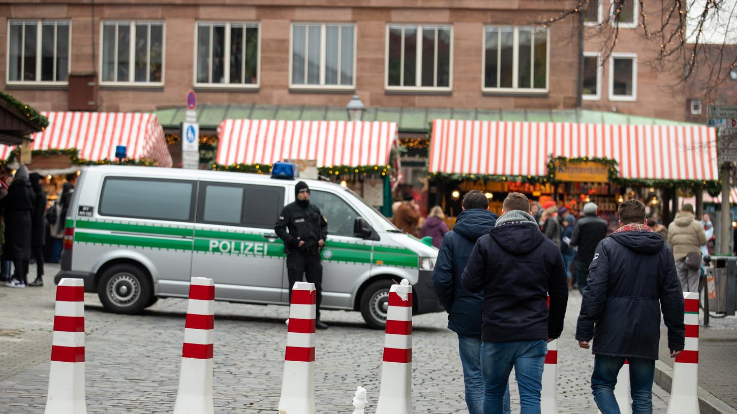 Die Einsatzkräfte am Nürnberger Christkindlesmarkt wurden laut Schönwald über die aktuelle Lage am Straßburger Weihnachtsmarkt informiert und entsprechend sensibilisiert.