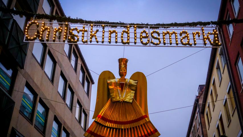 Der weltberühmte Nürnberger Christkindlesmarkt ist am Freitag eröffnet worden. Ob Prolog, Glühweinstände oder freudige Kinderaugen: Wir haben alle Bilder zum stimmungsvollen Auftakt.