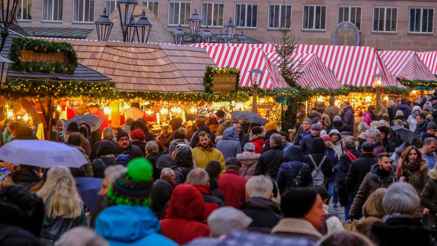Menschenmassen, wie sie aktuell kaum vorstellbar sind, strömten auch 2018 zur Eröffnung auf den Christkindlesmarkt und schoben sich gemeinsam und in einhelliger Weihnachtsstimmung durch die Gänge.