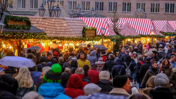 Menschenmassen, wie sie aktuell kaum vorstellbar sind, strömten auch 2018 zur Eröffnung auf den Christkindlesmarkt und schoben sich gemeinsam und in einhelliger Weihnachtsstimmung durch die Gänge.