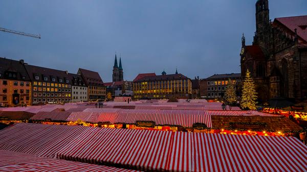 Wie immer leuchteten die Stände in der Dämmerung in magischem Licht auf und schenkten dem Platz seinen typischen Weihnachtsflair.