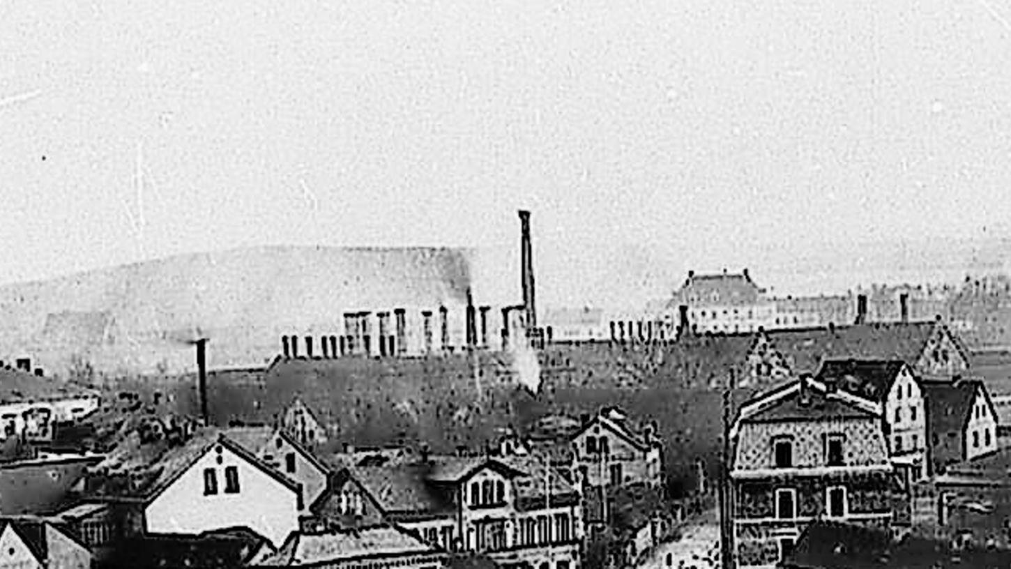 Diese Aufnahme aus dem Jahr 1885 zeigt sehr viele Fabrikschlote in Gostenhof. Es ist die Hochzeit der Industrialisierung in Nürnberg. Zu diesem Zeitpunkt fährt bereits die Pferdebahn aus der Gostenhofer Hauptstraße in Richtung Spittlertor.