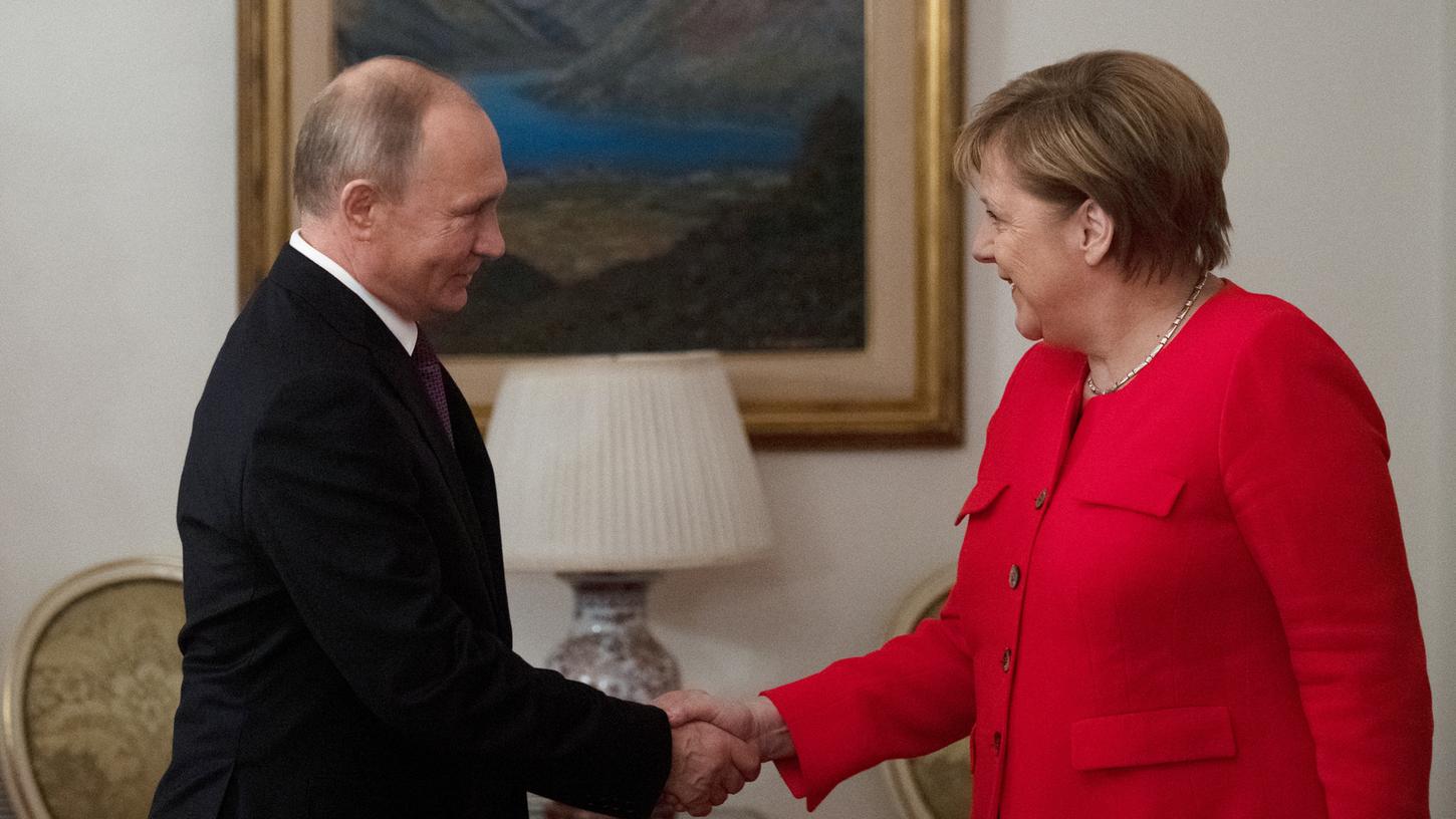 Trotz verspäteter Ankunft trifft sich Angela Merkel am Samstag mit Putin zum Gespräch. Eines der Hauptthemen dürfte die Ukraine-Krise sein.