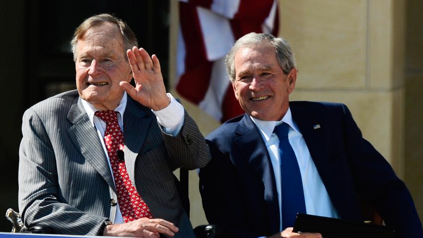 George W. Bush, Ex-Präsident und Sohn des Verstorbenen, zollte seinem Vater in einer Mitteilung Tribut: "Er war ein Mann von höchstem Charakter und der beste Vater, den man sich als Sohn oder Tochter habe wünschen können. Die gesamte 
 Bush-Familie ist zutiefst dankbar für das Leben und die Liebe des 41sten."