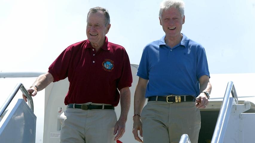Bill Clinton dankt Bush für seine Freundschaft: "Ich bin zutiefst dankbar für jede Minute, die ich mit Präsident 
 Bush verbracht habe, und ich werde unsere Freundschaft immer für eines der größten Geschenke meines Lebens halten."
