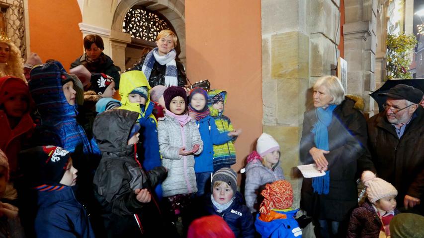 Neustadt leuchtet: Christkind bringt Kinder zum Strahlen