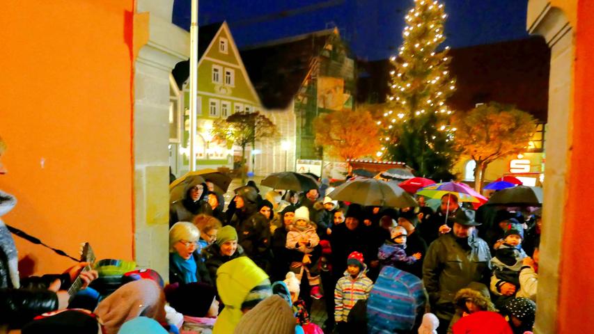 Neustadt leuchtet: Christkind bringt Kinder zum Strahlen