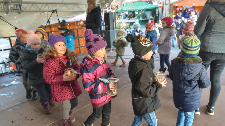 Strahlende Kinderaugen beim Hilpoltsteiner Weihnachtsmarkt