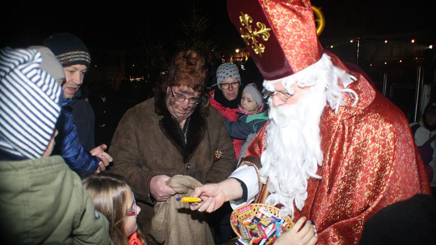 Der Nikolaus verteilte Geschenke an die Kinder und rief die Erwachsenen zur Entschleunigung auf.