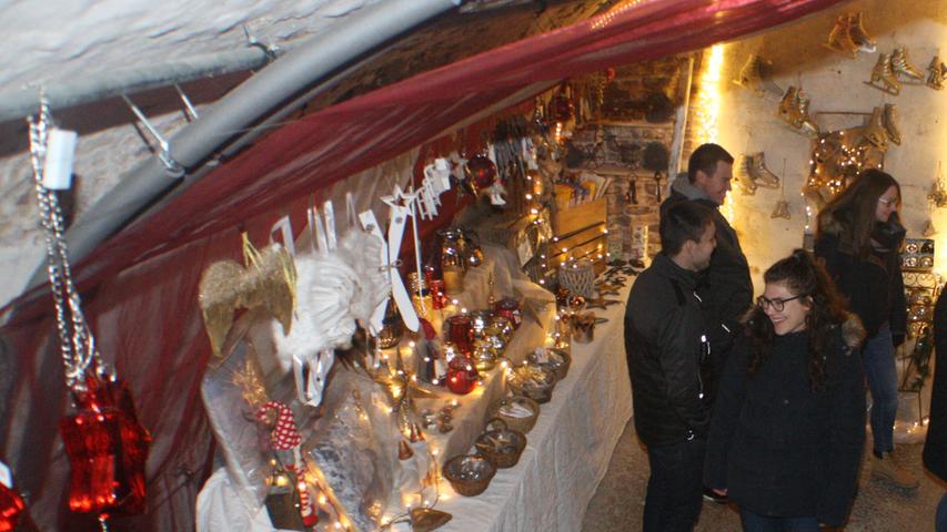 Weihnachtliche Dekorationen bot der Gredinger Klaus Hilsenbeck in diesem Gewölbe an.