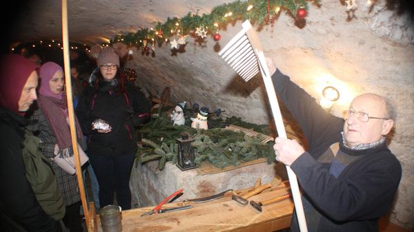 Wenige Tage nach seinem 80sten Geburtstag ließ Rechenmacher Xaver Gruber aus Stopfenheim seine Handwerkskunst in einem Keller aufleben.