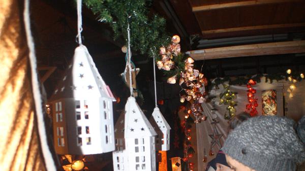 Lampen und Lichterketten bot Karin Lienert aus Weißenburg an.