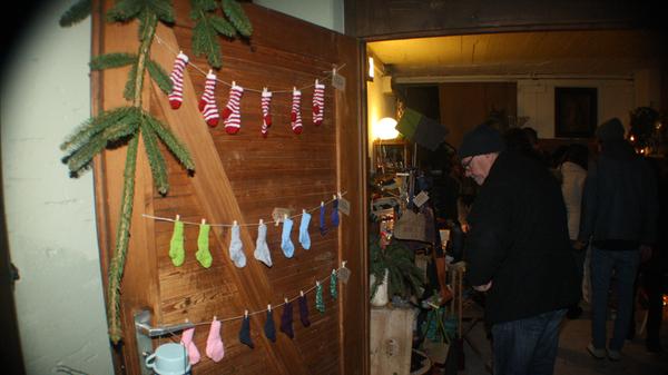 Auch die Holztür kann zur Ausstellungsfläche werden wie hier im Fall der Kreativwerkstatt Flechtwerk.
