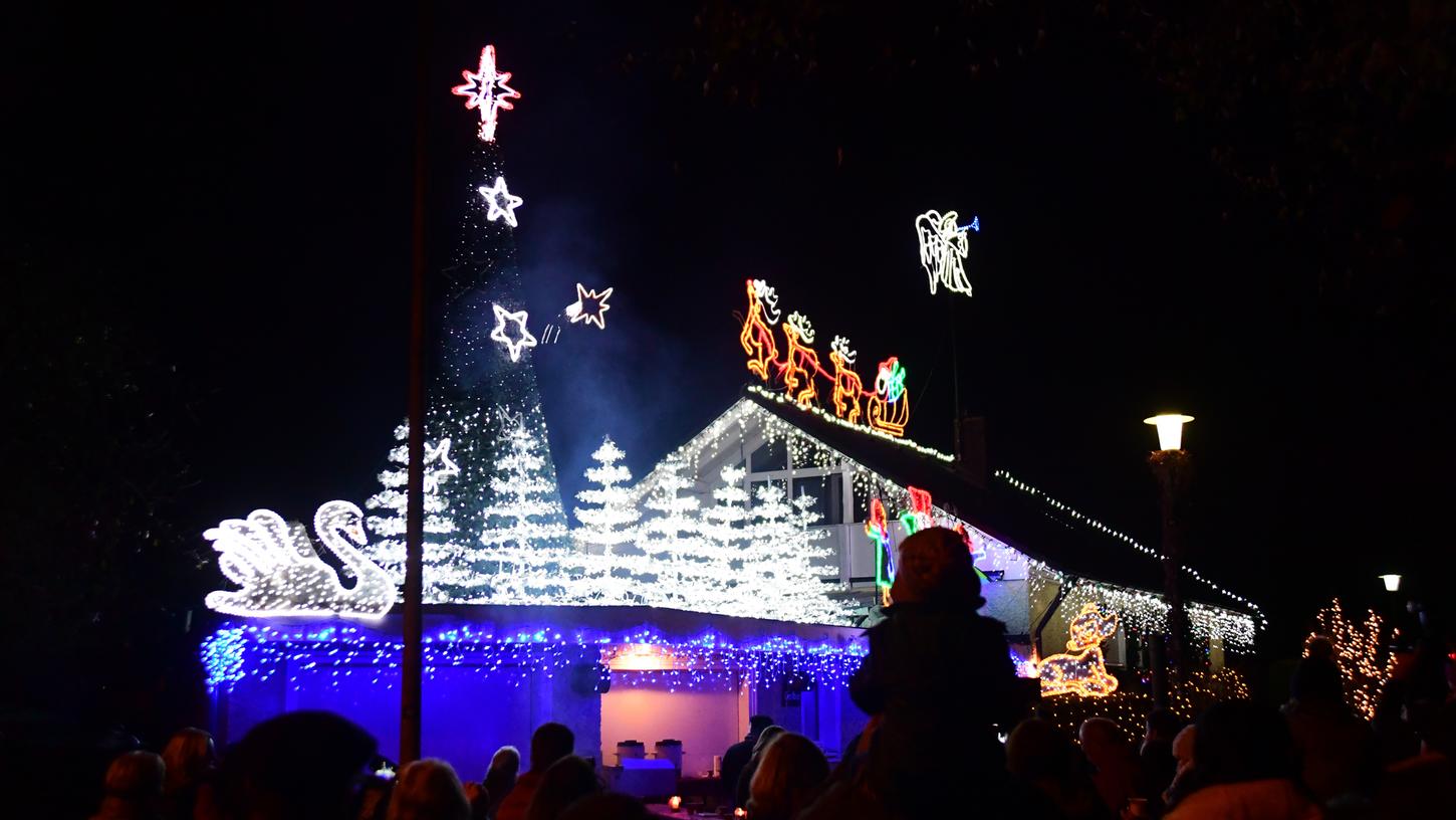 Neumarkter Weihnachtshaus lockt mit tausenden Lichtern