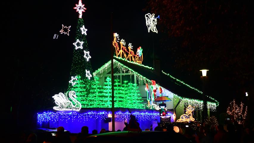100.000 Lichter: Das Neumarkter  Weihnachtshaus leuchtet
