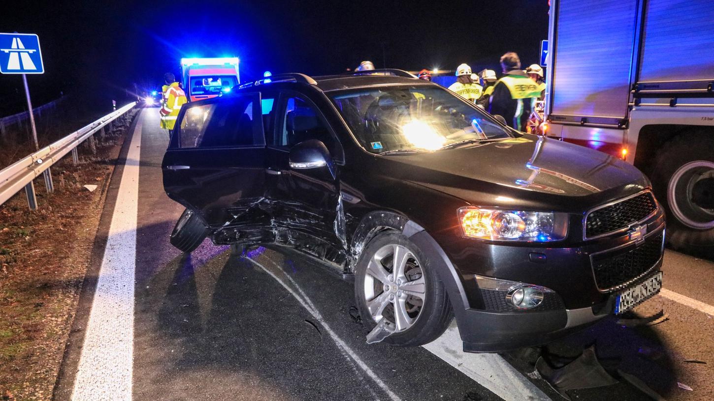 Der Chevrolet war vorfahrtsberechtigt, ein Opel-Fahrer übersah das Auto am späten Samstagabend jedoch und krachte mit seinem Wagen in die Beifahrerseite.