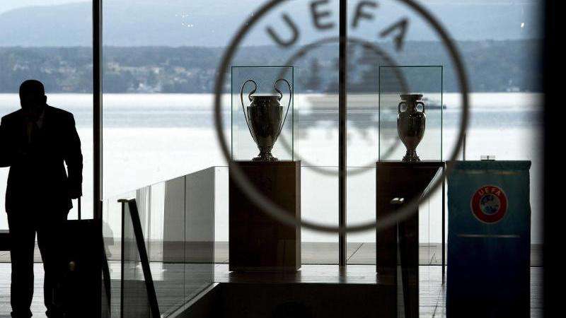 Pokale und Gedankenspiele: In Nyon, dem Hauptquartier der Uefa, überlegt man, wie man weitermachen kann.