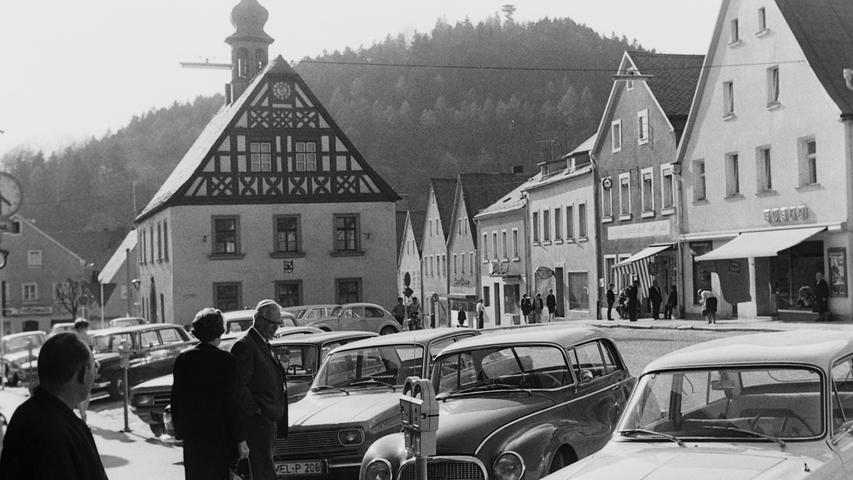 Vor 50 Jahren gab es am Marktplatz noch viele Läden, die inzwischen verschwunden sind. Darunter (v. r.) die Bäckerei Pflaum mit einem Edeka-Laden, die Bäckerei Brand und das Traditions-Gasthaus "Gerbers-Beck".