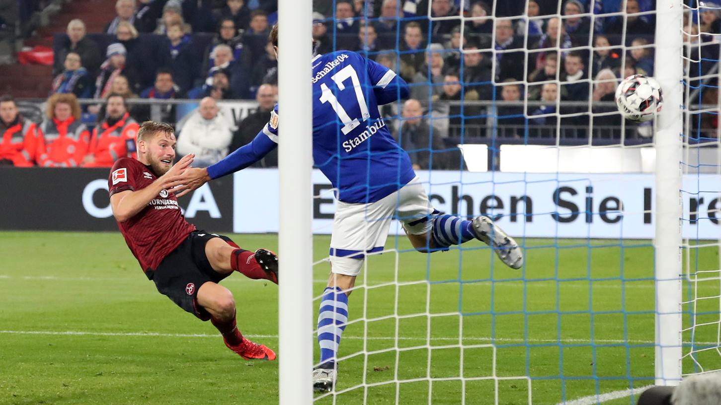 Hanno Behrens traf auf Schalke erst das Tor nicht und in dieser Szene die Umrahmung gleich doppelt. Doch nicht nur in der Chancenverwertung haben der Kapitän und sein Club Steigerungsbedarf.