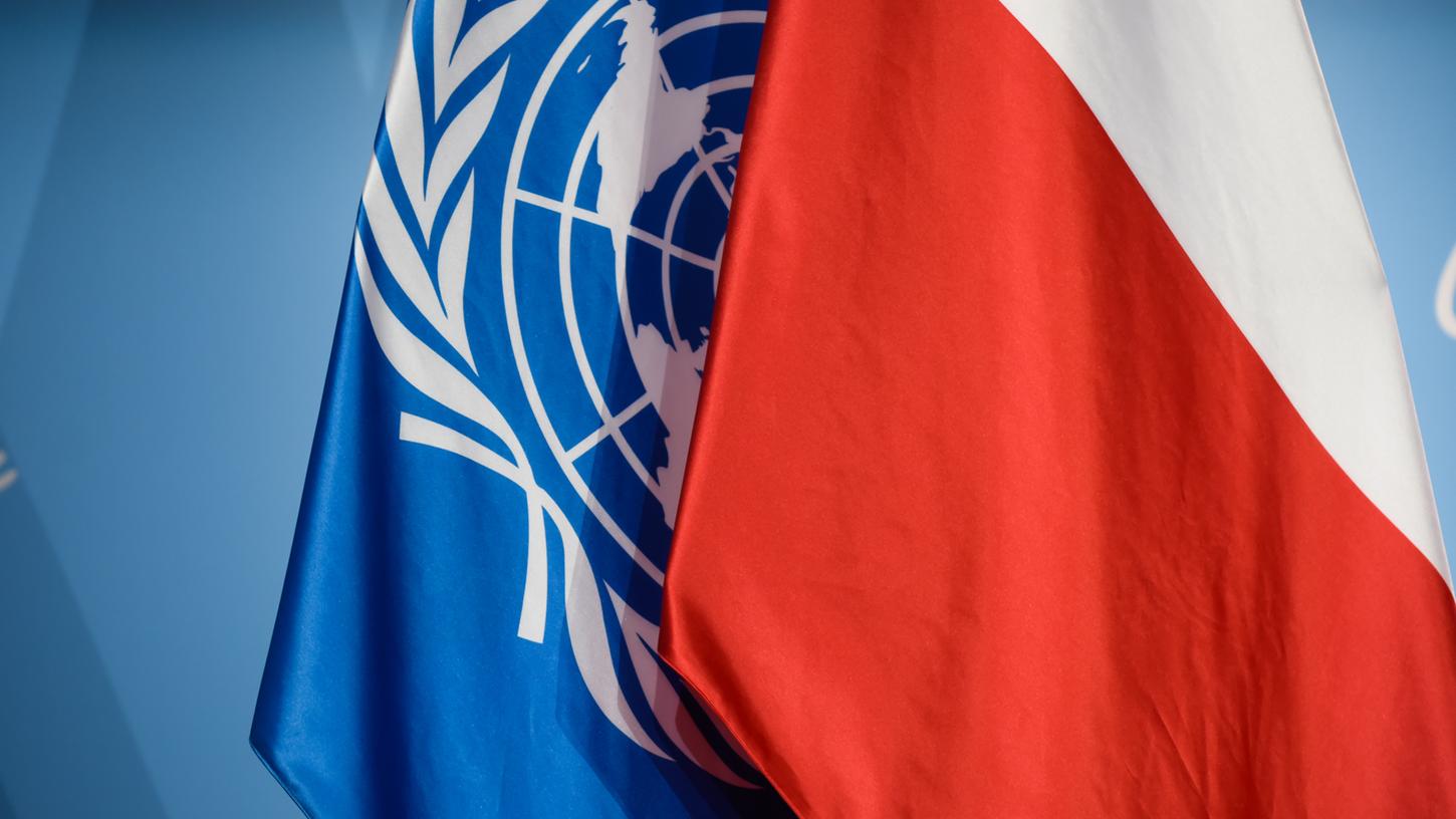 Die Flagge der Vereinten Nationen und die von Polen hängen nebeneinander bei der UN-Klimakonferenz "COP24".