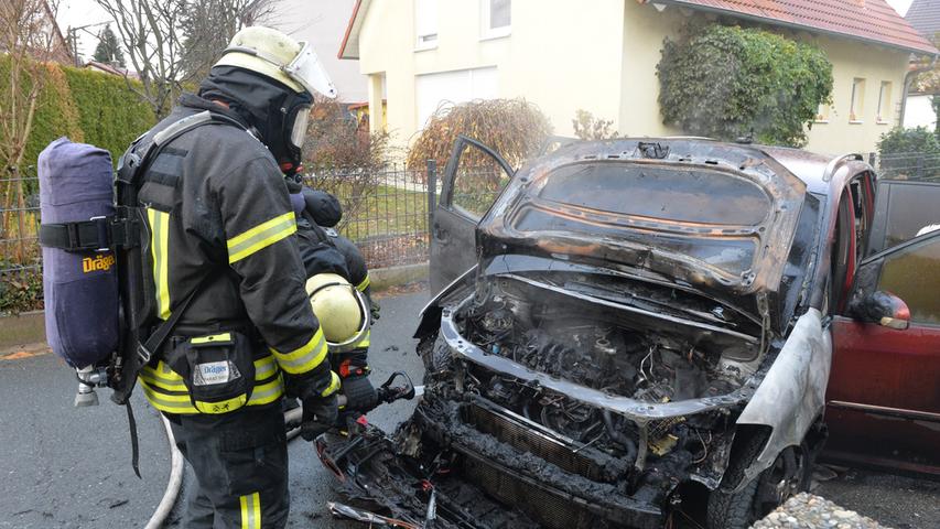 VW Touran fängt in Erlangen Bruck Feuer