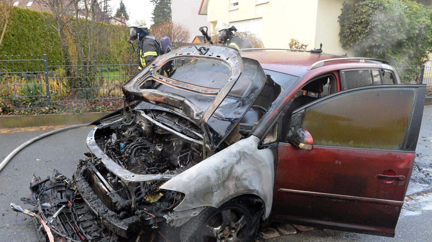 In Erlangen Bruck ist ein VW Touran komplett ausgebrannt. Personen sind glücklicherweise nciht zu Schaden gekommen.