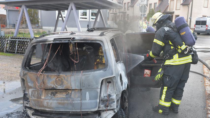 VW Touran fängt in Erlangen Bruck Feuer