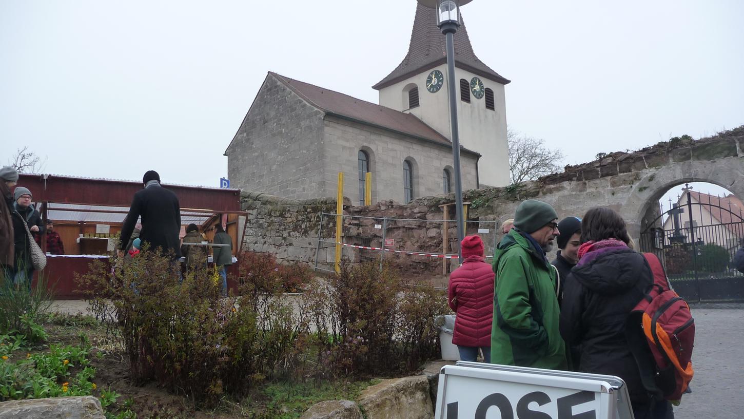 Die Besucher strömten zur  Andreas-Kirche hinauf. Dort gab es auch die Lose zu kaufen, aus deren Erlös die Sanierung der Orgel mit unterstützt werden soll.