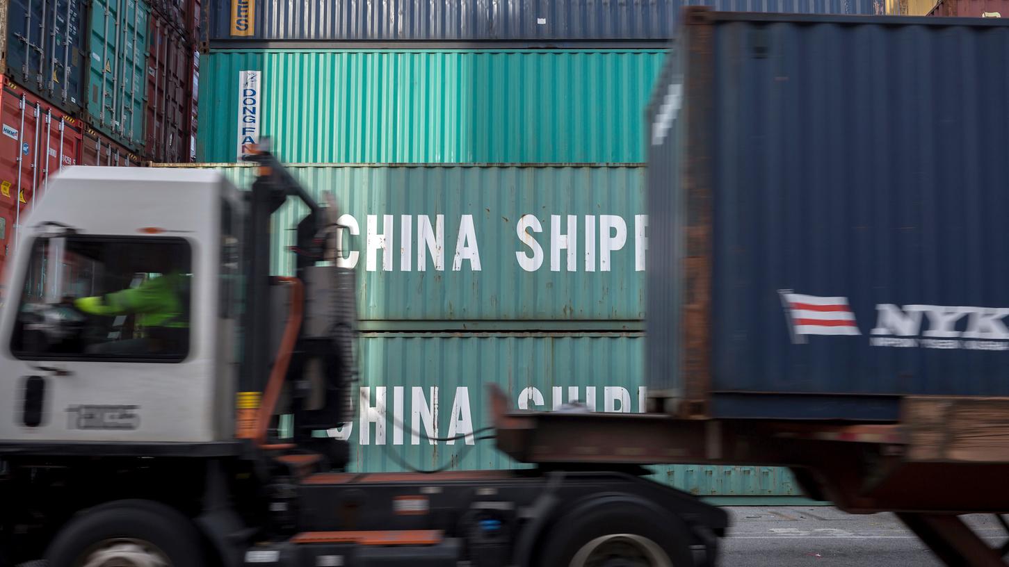 Ein Lastwagen fährt im Hafen von Savannah an Containern aus China vorbei.