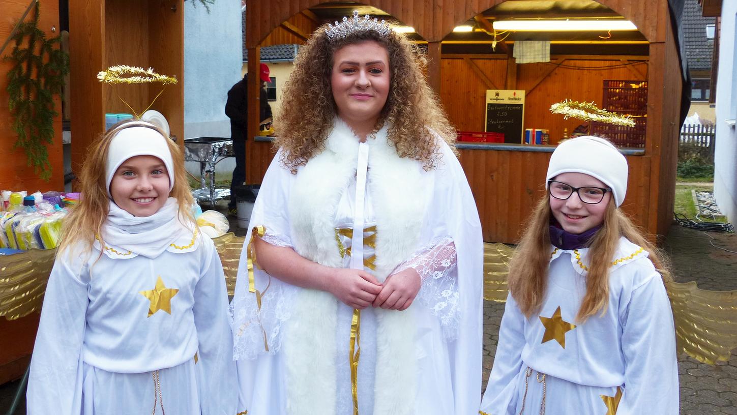 Christkind Milena und seine beiden Engelchen beschenkten die Auernheimer Kinder. Christkind Milena und seine beiden Engelchen beschenkten die Auernheimer Kinder.