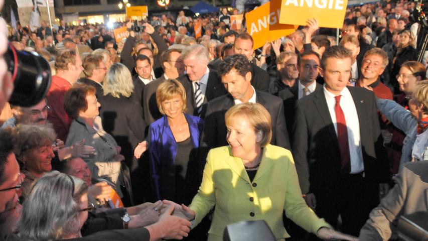 2009 kam Angela Merkel dann erneut während des Wahlkampfes nach Nürnberg - diesmal allerdings nicht als Herausforderin, sondern als amtierende Kanzlerin. Am Jakobsplatz nahm sie ein Bad in der Menge, begleitet wurde sie von der damaligen Wirtschafts-Staatssekretärin Dagmar Wöhrl. 