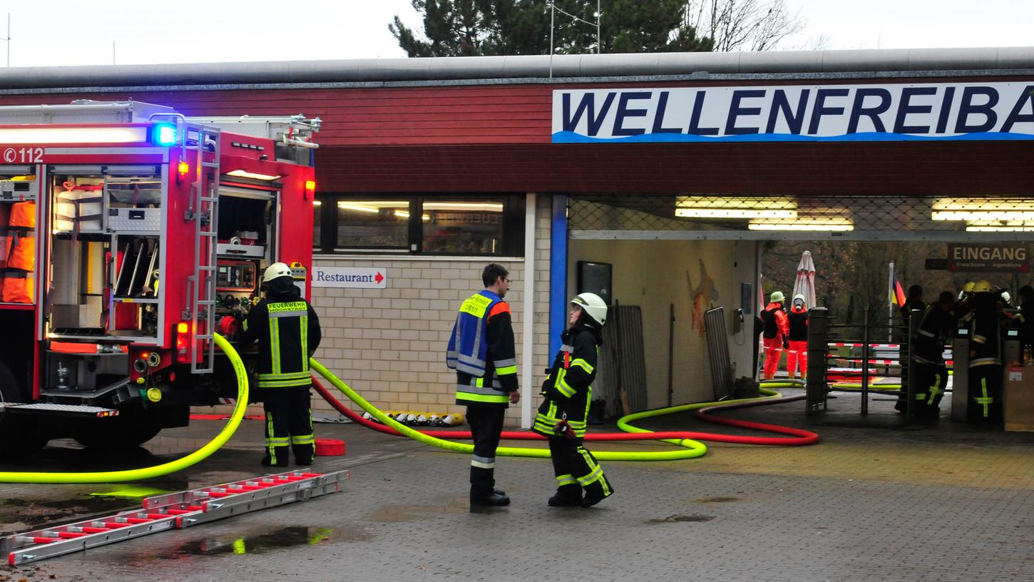 Wegen eines Ammoniak-Alarms im Eisstadion musste am Montag ein Großaufgebot der Feuerwehr nach Höchstadt ausrücken.