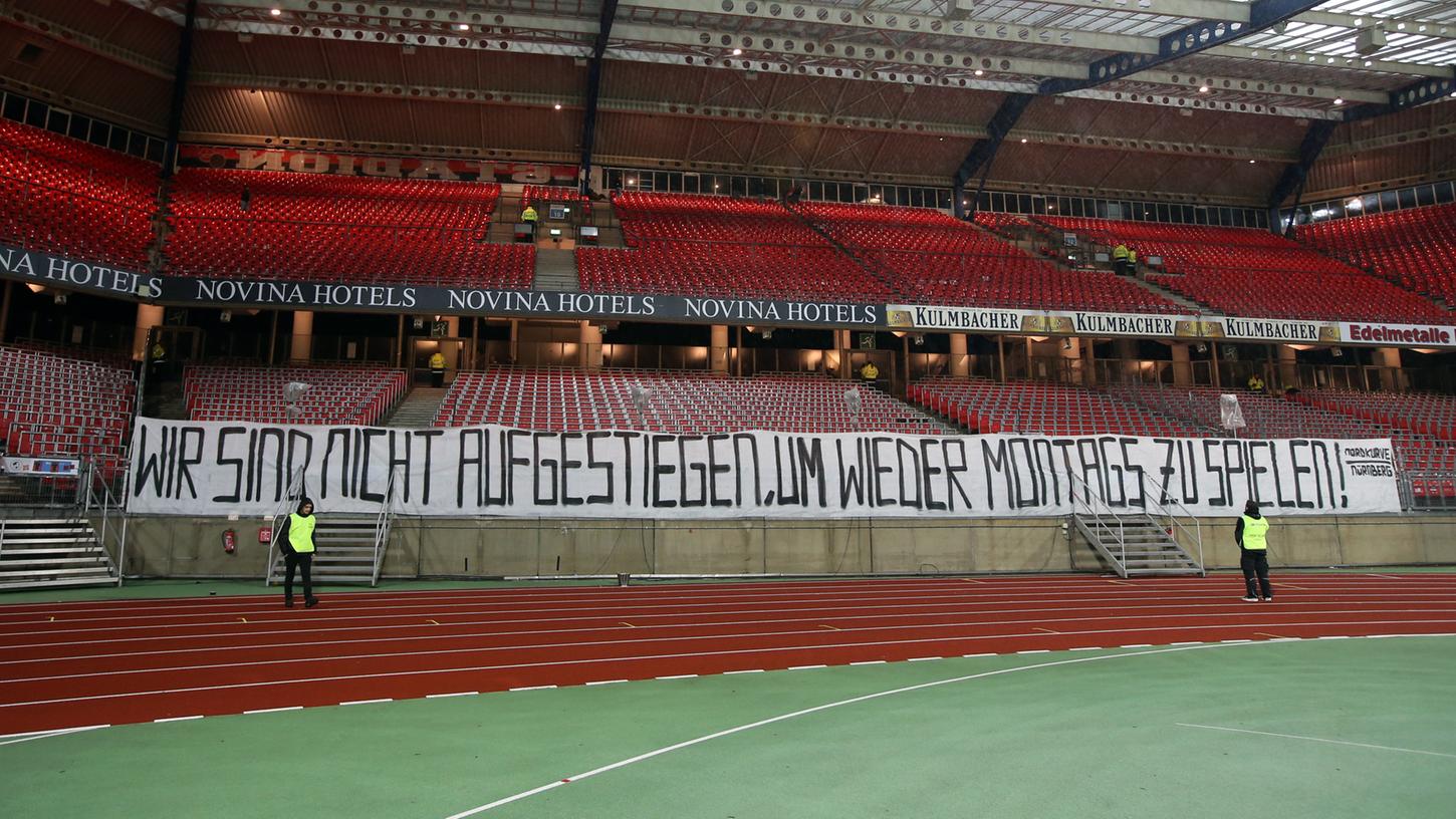 Mit einem Spruchband demonstrierten die Anhänger des 1. FC Nürnberg im Heimspiel gegen Leverkusen gegen Montagsspiele in der Bundesliga - eine Etage tiefer werden Partien am ersten Tag der Woche ab der Saison 2021/22 der Vergangenheit angehören.