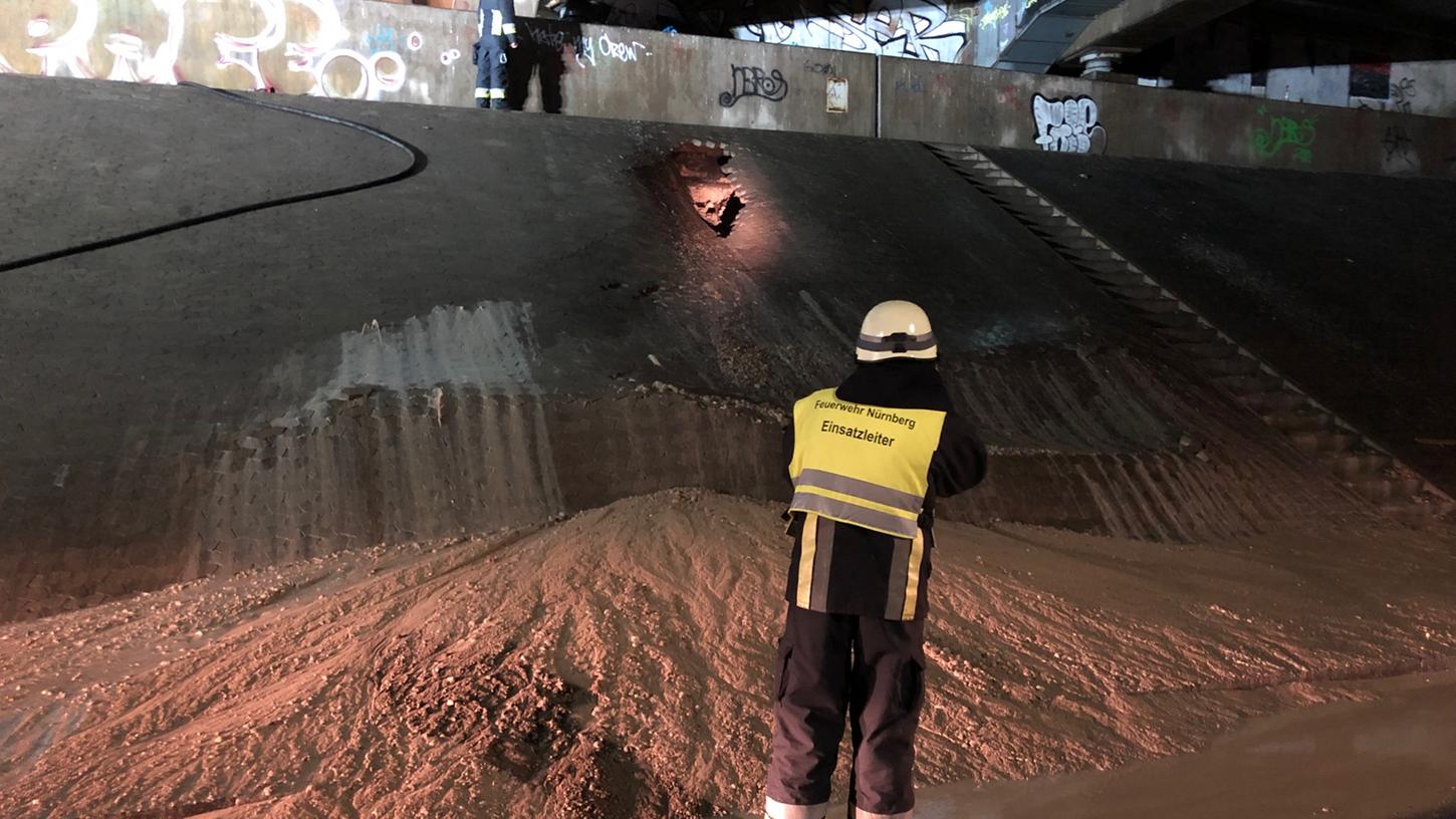 Wassermassen drangen aus den Rohren und unterspülten den Beton. Wassermassen drangen aus den Rohren und unterspülten den Beton.