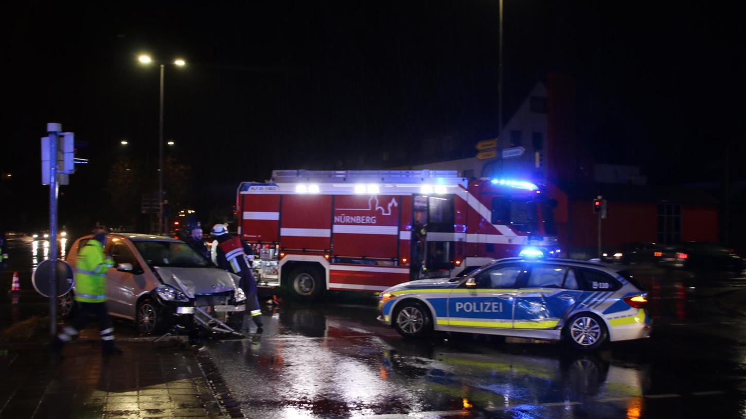 Auf regennasser Fahrbahn kollidierte ein Mercedes am Montagabend in Sündersbühl mit einem Streifenwagen der Polizei.