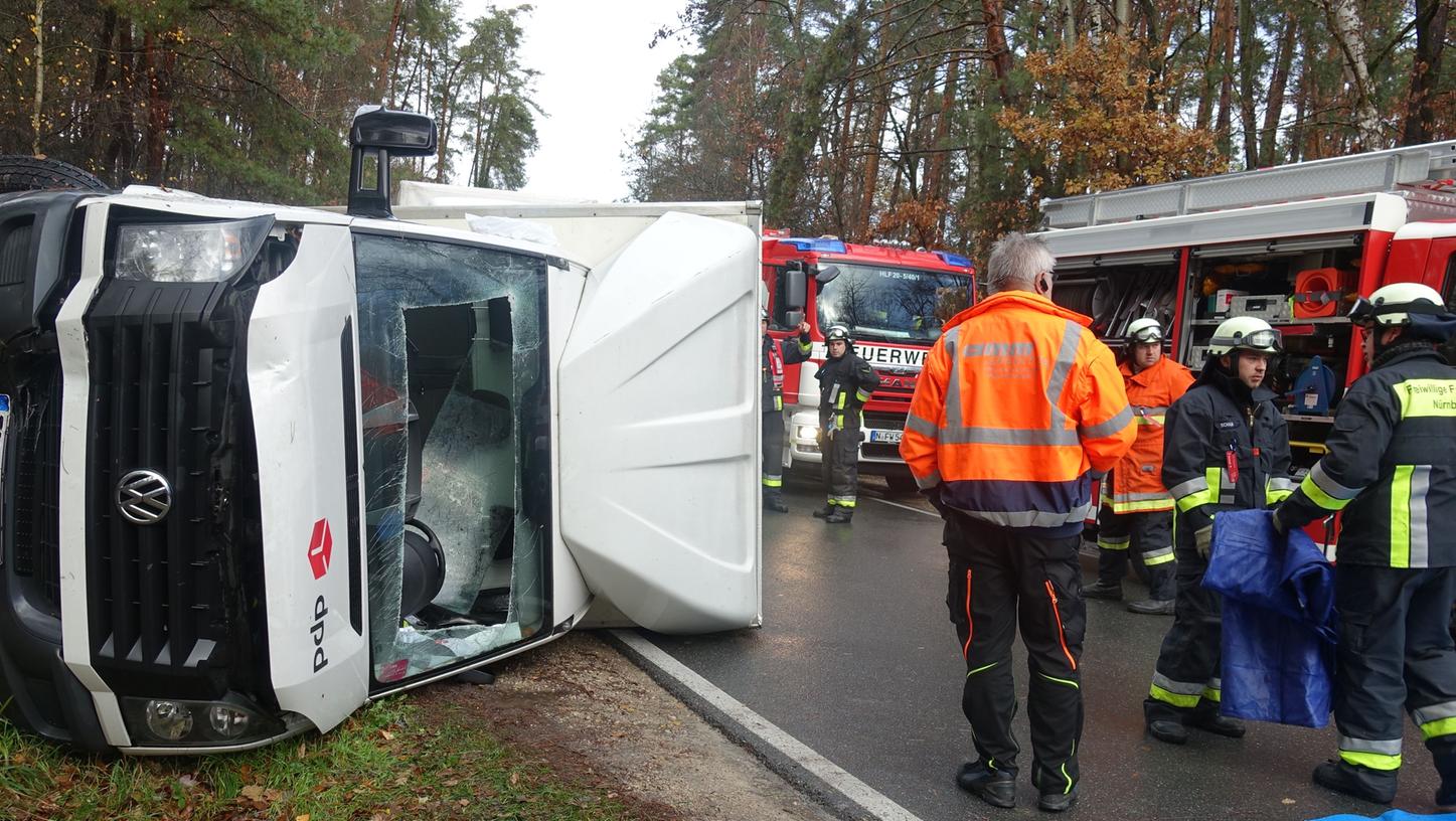 Der umgestürzte Lkw in der Hirschenholzstraße. Nach dem die Feuerwehrleute die Windschutzscheibe entfernt hatten, konnte der 36-jährige Fahrer aus der Kabine gerettet werden. Er wurde bei dem Unfall leicht verletzt.