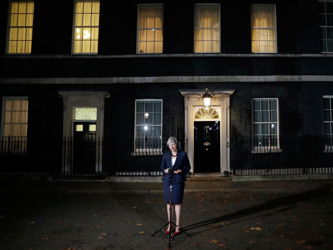 Theresa May ignoriert die chancenlosen Aussichten für die Abstimmung des britischen Parlaments am 11.Dezember und sucht weiterhin die Unterstützung der Bevölkerung.