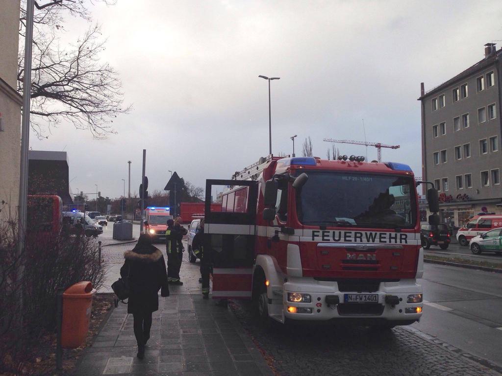 Die Feuerwehr am Dienstagmorgen beim Einsatz im Bereich der Frankenstraße.