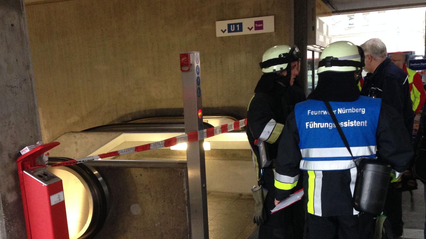Die Einsatzkräfte, unter ihnen Polizei, Feuerwehr und Mitarbeiter der VAG, sperrten die Zugänge zum U-Bahnhof Frankenstraße ab.