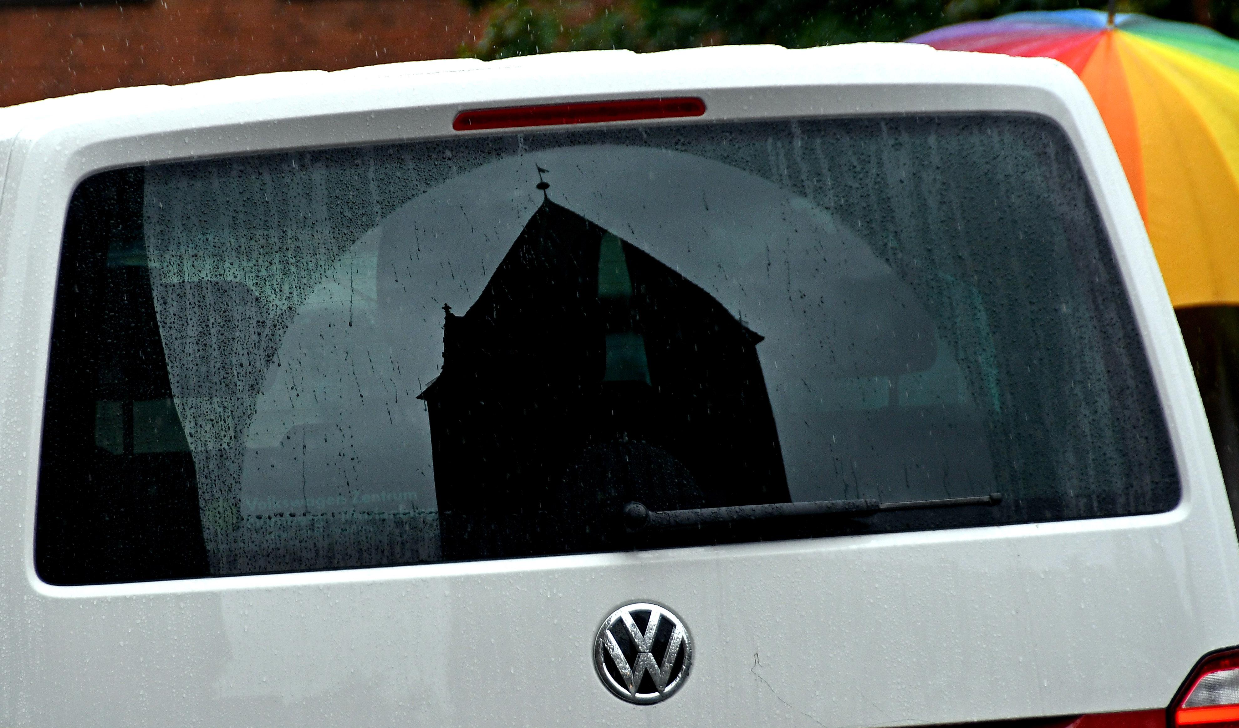 Apropos Auto: Ein weiterer Vorteil der Regentage ist, dass der Niederschlag den Schmutz der letzten Autofahrten wie von Zauberhand von den Fahrzeugen wäscht. Die langen Wartezeiten an Autowaschanlagen können so getrost mit anderen und schöneren Dingen verbracht werden.