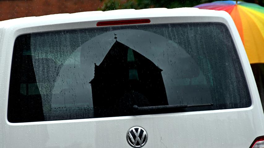 Apropos Auto: Ein weiterer Vorteil der Regentage ist, dass der Niederschlag den Schmutz der letzten Autofahrten wie von Zauberhand von den Fahrzeugen wäscht. Die langen Wartezeiten an Autowaschanlagen können so getrost mit anderen und schöneren Dingen verbracht werden.