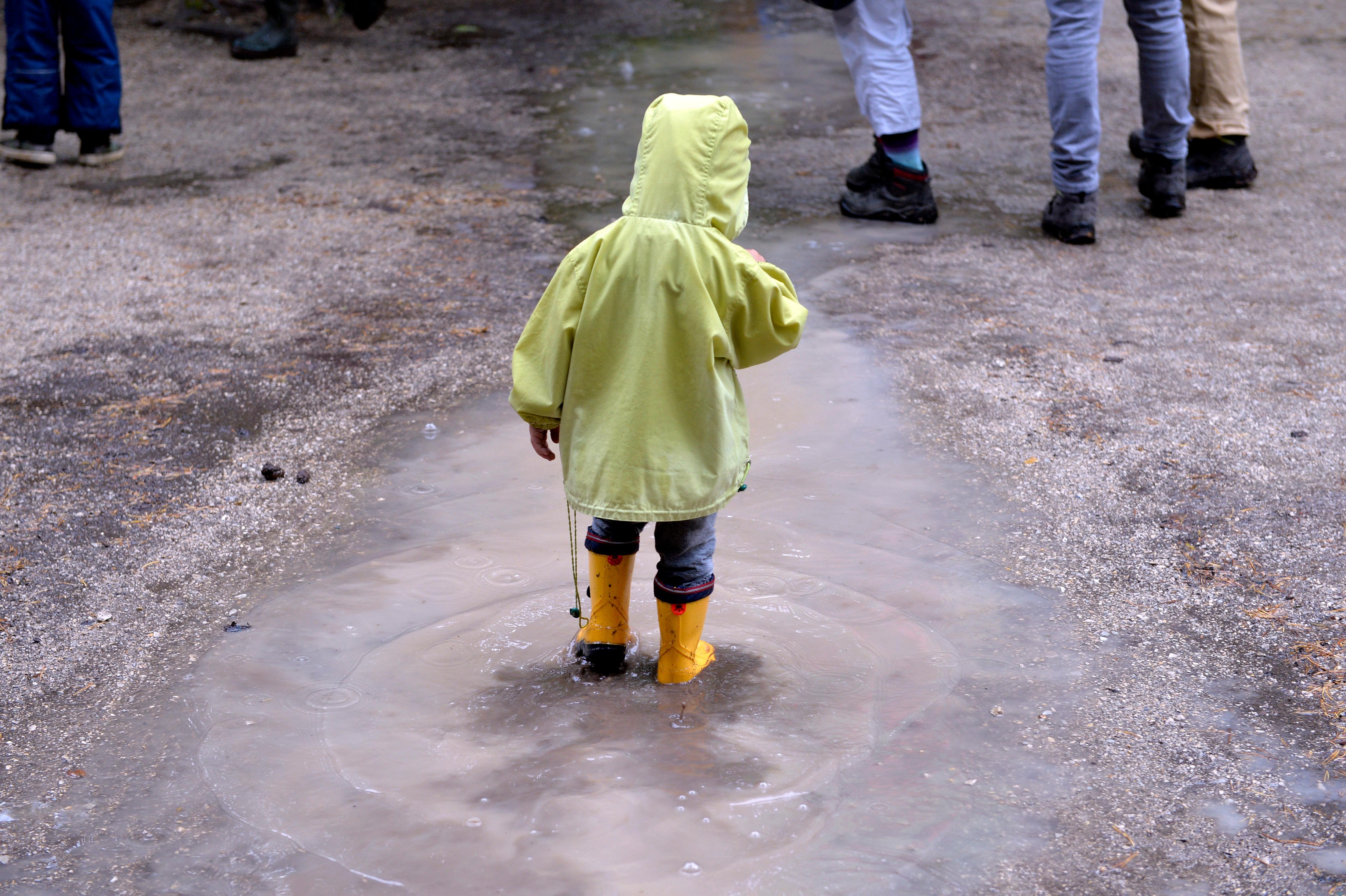 "Es gibt kein schlechtes Wetter, nur falsche Kleidung." Dieser Spruch dürfte vielen bekannt sein. Für Kinder scheint er auch wirklich zu gelten. Sie tanzen vergnügt im Regen oder springen fröhlich durch Pfützen.